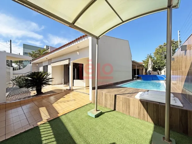 Casa com piscina próximo a Delegacia