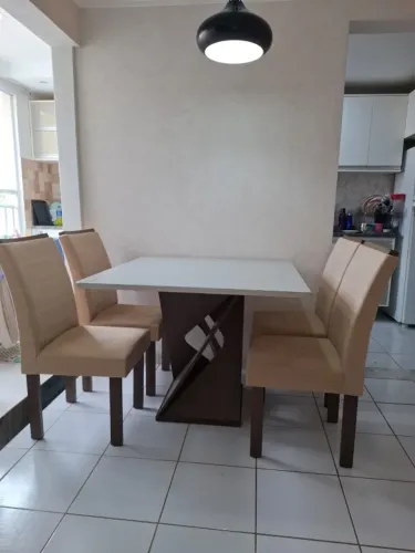 Conjunto de mesa de jantar com quatro cadeiras