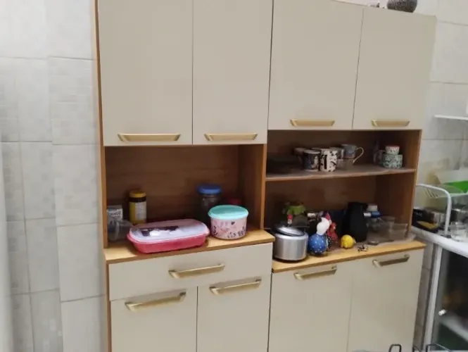Armário de cozinha de madeira com 8 portas e uma gaveta (sem os utensílios)