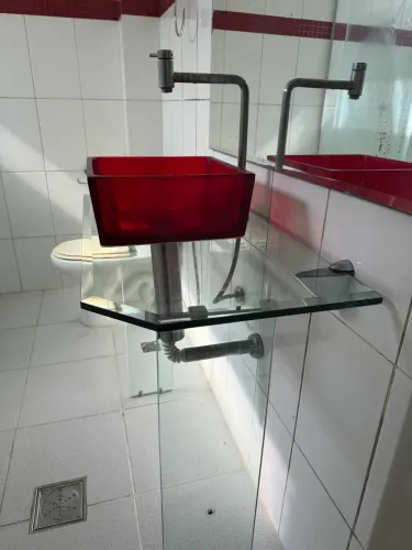 Vende-se Cuba de banheiro vermelha com bancada de vidro