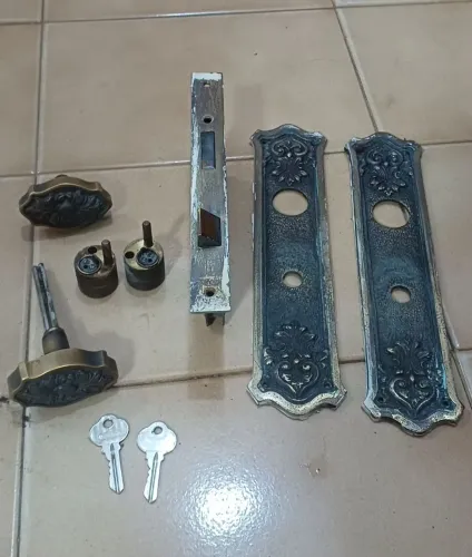 Conjunto de fechadura e maçanetas estilo colonial