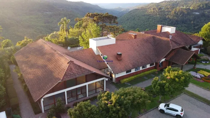 CASA COM VISTA PARA O POR DO SOL Á VENDA NO CONDOMINIO ALPHAVILLE EM GRAMADO