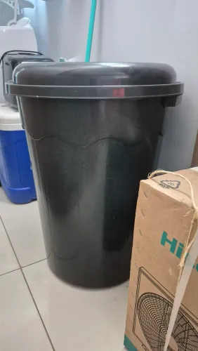 Lixeira com tampa 100L