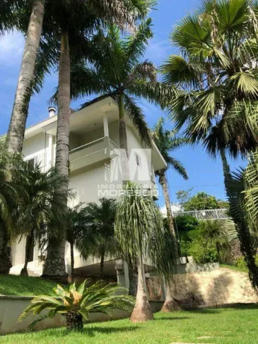 Casa com 3 andares no Jardim Maluche com um belissimo jardim