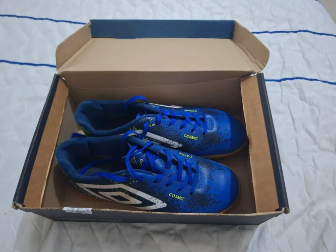 Tênis de futsal umbro!!!