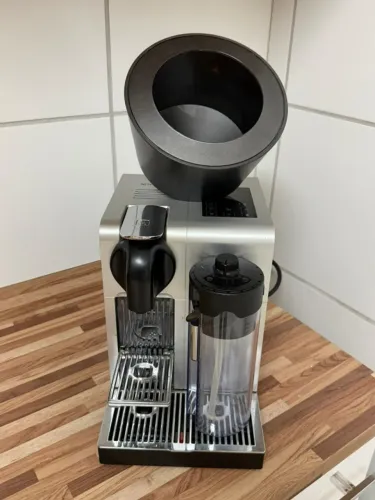 Cafeteira Nespresso Lattissima Pro (110v) + transformador