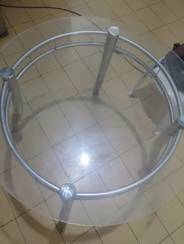 Mesa com tampo de vidro