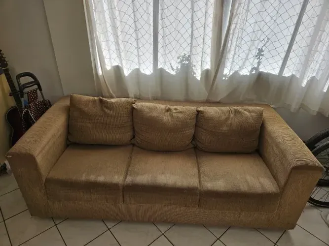 Sofá de três lugares