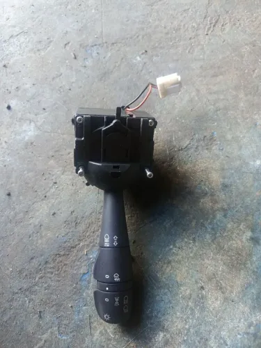 Comando de seta parte do farol com farol de milha do Logan e Sandero 2015 em diante.