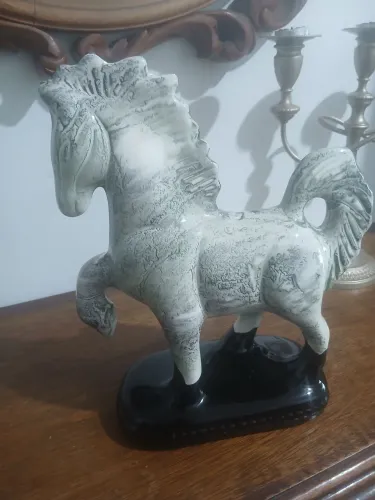 Bibelô Escultura de Cavalo em Porcelana