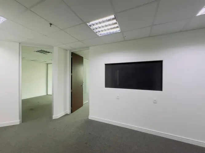 Alugo lindo conjunto com sala de reunião , operação e diretoria com 02 vagas de garagem .