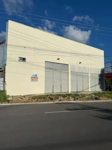 Imóvel disponível para locação possui 895m² localizado na Av. Monsenhor Tabosa em Itapipoc