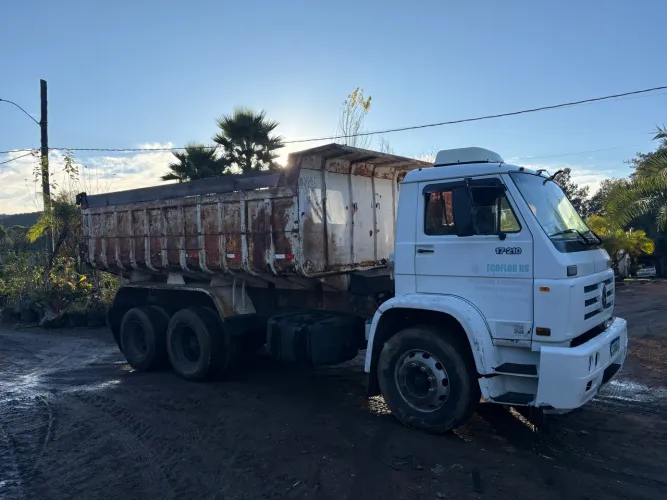 Caminhão caçamba 17-210