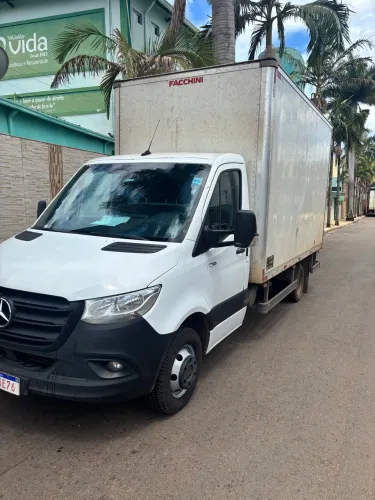 Sprinter 517 com baú 2023/2024