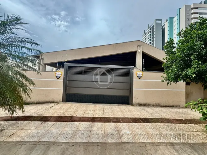 CASA PORTEIRA FECHADA COM PISCINA NO MONTE CASTELO