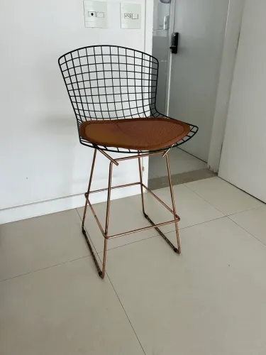 Banqueta com encosto de metal Rose