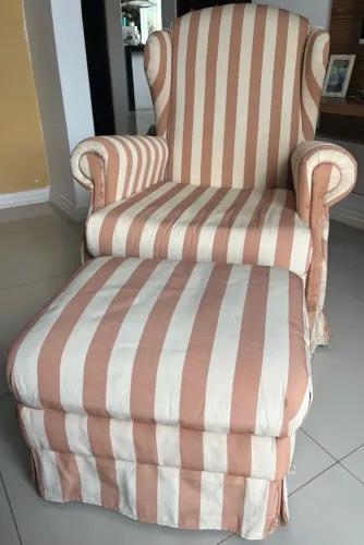 Poltrona com apoio para pés