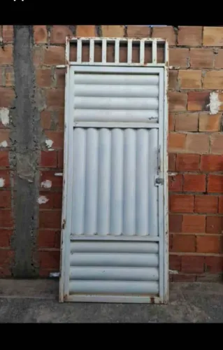 Porta Altura: 2.50 Largura: 1M