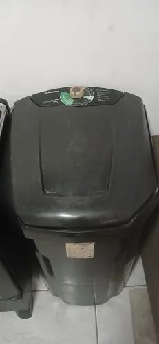 Tanquinho usado mais funciona certinho so a tampa um lado solto.