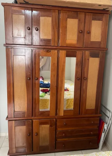 Guarda roupa de madeira