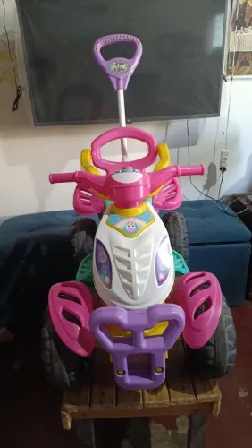 Quadriciclo infantil de menina