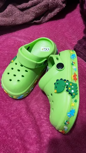 Crocs Dino com luzes
