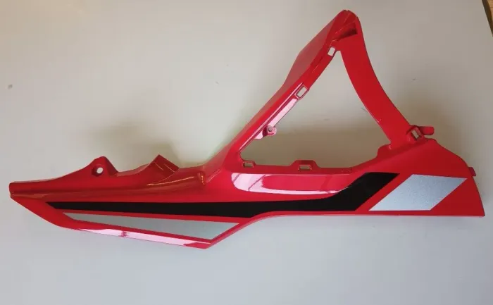 Tampa lateral ADV 150 lado direito 2021 à 2023 vermelho sólido.