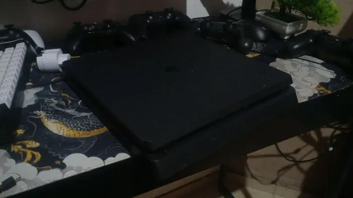 PS4 slim + 3 jogos