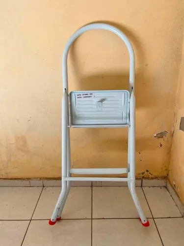 Vendo essa escada doméstica de 2 degraus de 120 KG branca