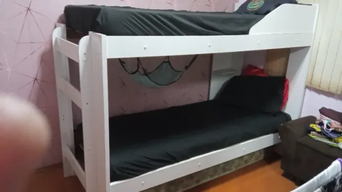 Beliche semi novo na cor branco, não acompanha os colchões.