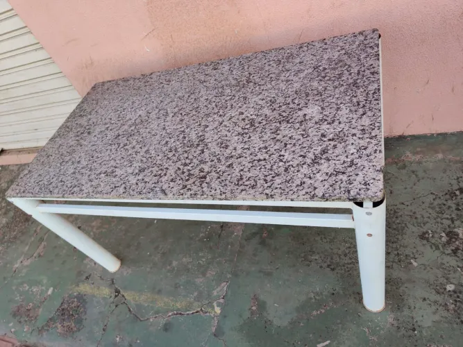 Mesa de mármore sem cadeira