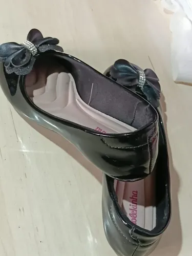 Sapatilha, vestido infantil e uma blusa seminovos por 100 reais. Alta qualidade!