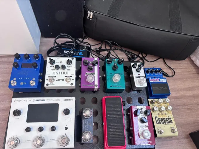 Vendo pedalboard completo com fonte cabos pedais e capa