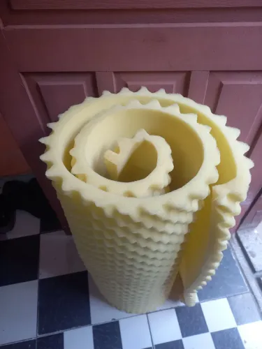 Colchão de ovo solteiro amarelo.