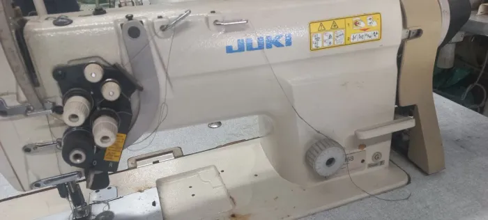 Máquina Pespontadeira 2 agulhas ponto fixo barra desligavel marca Juki com motor direct.