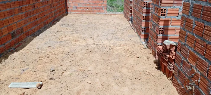 Passo um terreno com casa quase feita