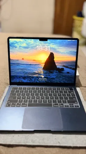 Vendo MacBook Air 13,6 M3, 256gb. Bateria 97%. Sem marcas de uso.