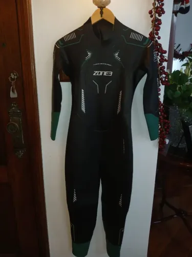 Roupa de neoprene triathlon/natação. Zone3 Vision 2025. Zerada/nunca usada. M