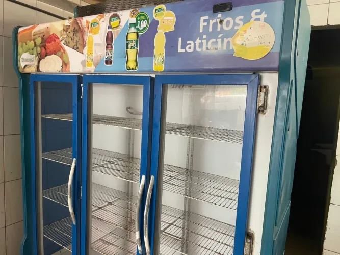 Freezer vertical 3 portas de vidro