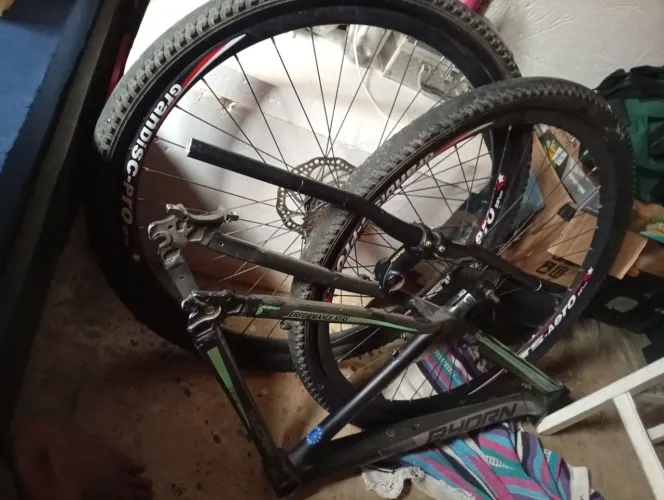 Vendo pesas de bike aro 29 em bom estado por 300 reais quadro duas rodas e guidon