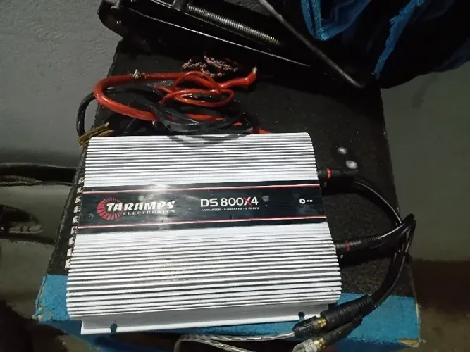 Módulo Taramps 800 RMS com os cabos 