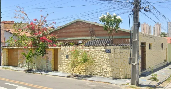 Casa Plana c/ ótima localização, 259m² de área total, nascente, 05 qts (03 suítes), varand
