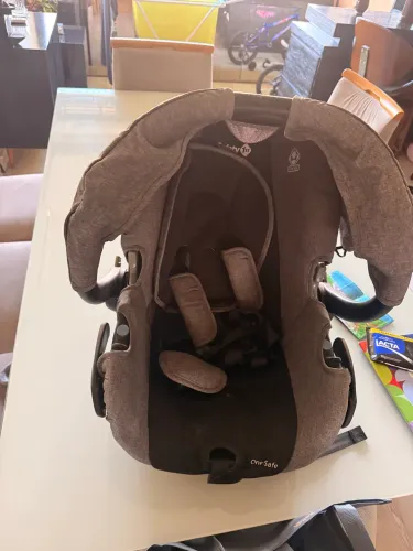 Carrinho de bebê com bebê conforto 