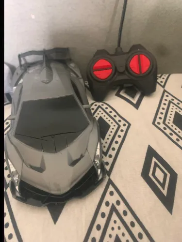 Carrinho de controle remoto (tem que conectar o fio de andar!)
