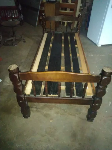 Cama de solteiro de madeira