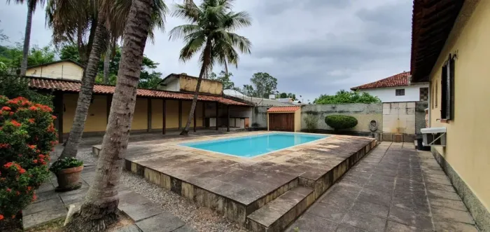 CASA LINEAR, AMPLO TERRENO, VAZIA!!!!