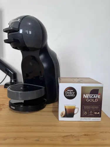 Cafeteira Arno Dolce Gusto + Caixa Lacrada com 10 Cápsulas de Nescafé Gold