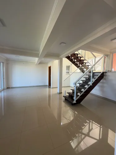 Casa assombrada com sacada!