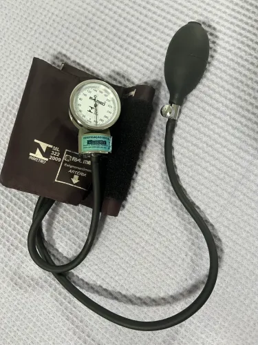 Vendo estetoscópio e esfigmomanômetro