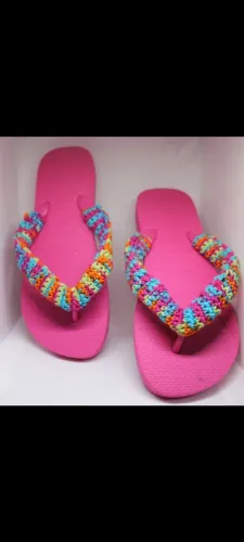 Chinelo havaianas top original rosa n° 37/38 com tira bordada em crochê. 